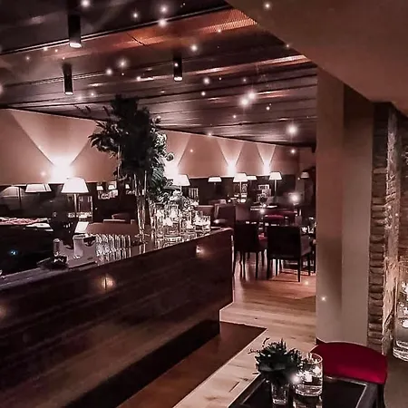 Lear • Dining Club *