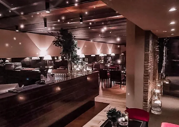 Lear • Dining Club *